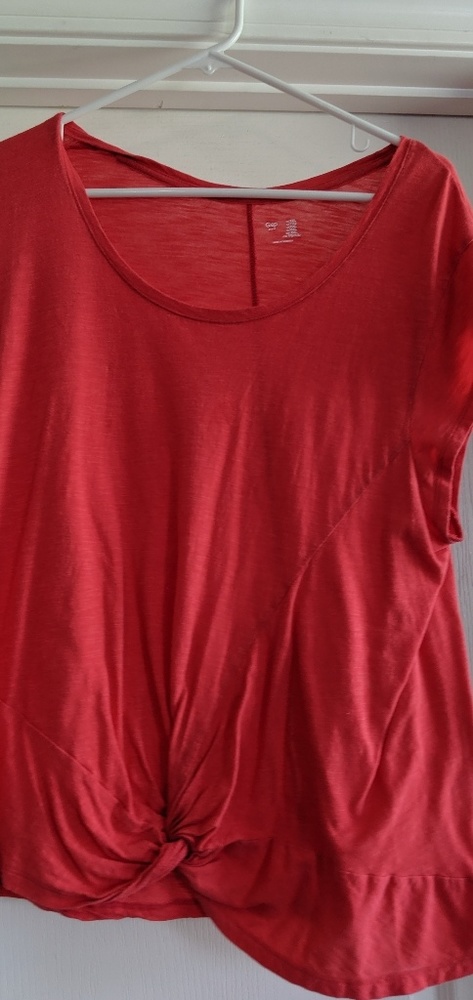 Short sleeve, knotted in the front